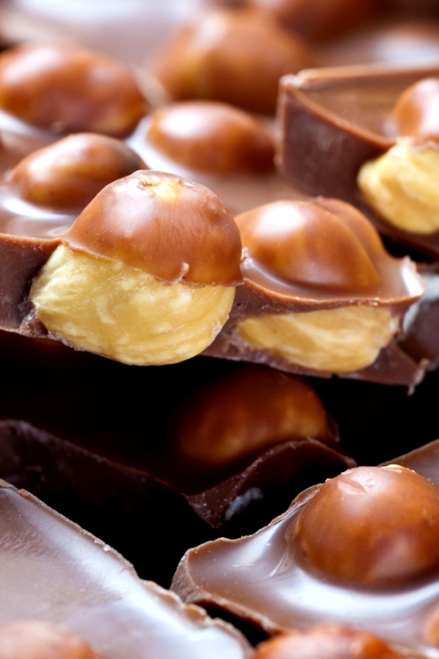 Вкусный молочный шоколад с фундуком 