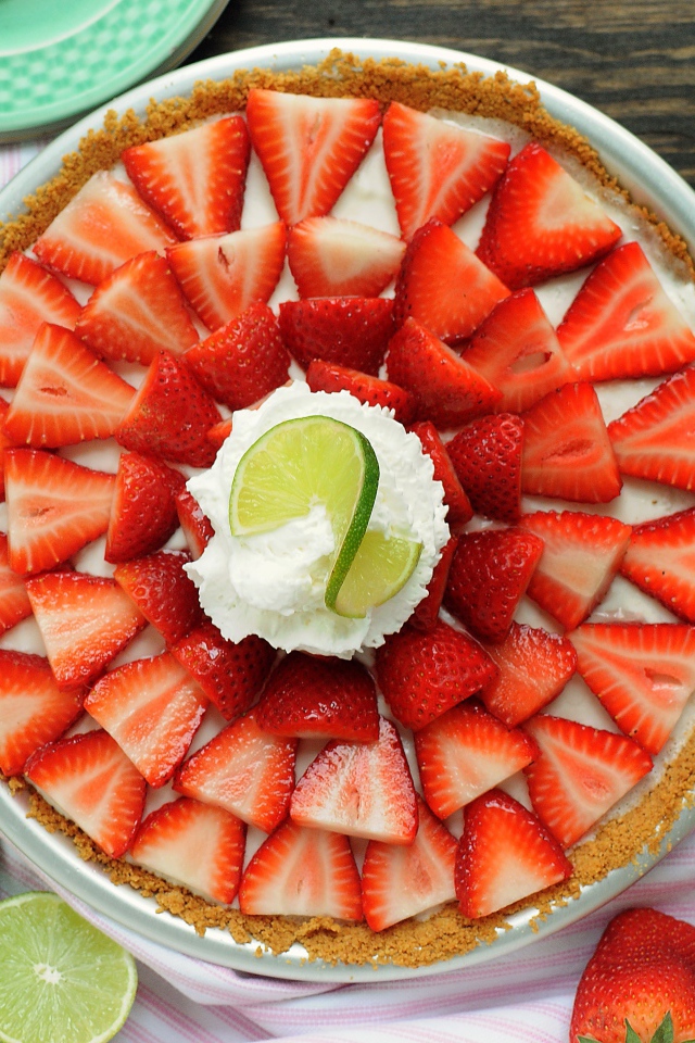 Вкусный пирог с кремом, клубникой и лаймом