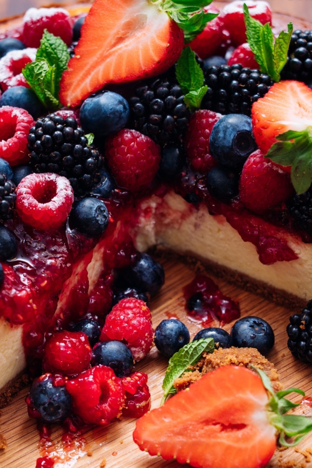 Вкусный сладкий чизкейк со свежими ягодами 