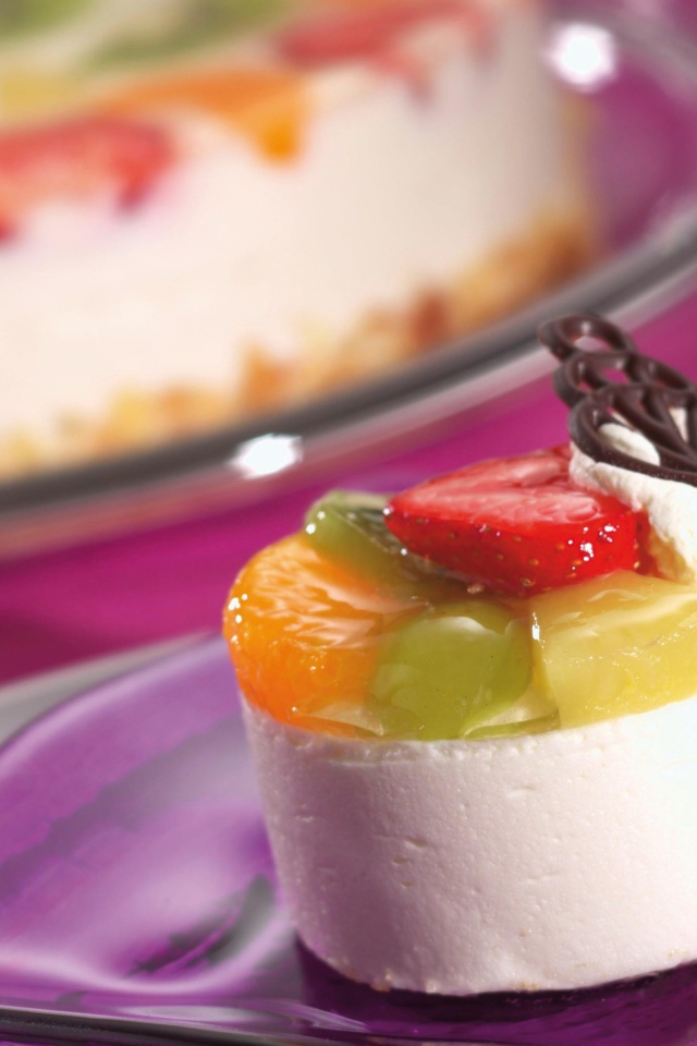 Десерт из суфле с фруктами и шоколадом