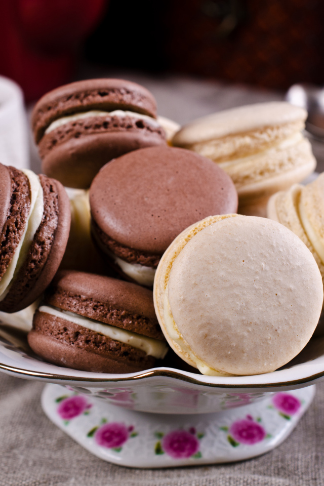 Десерт макарон на столе с чаем