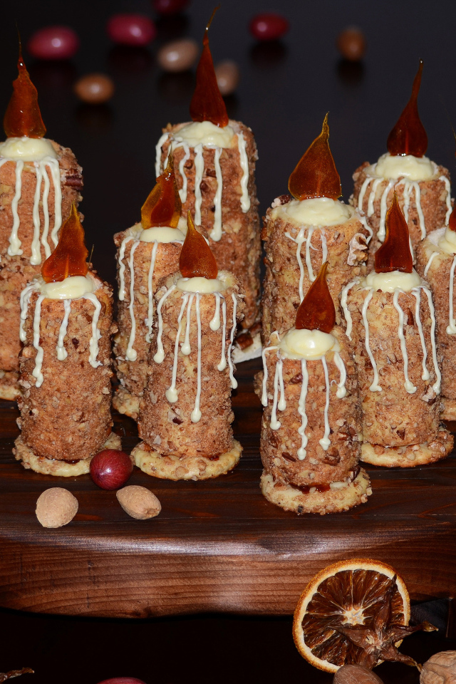 Десерт свечи на черном фоне