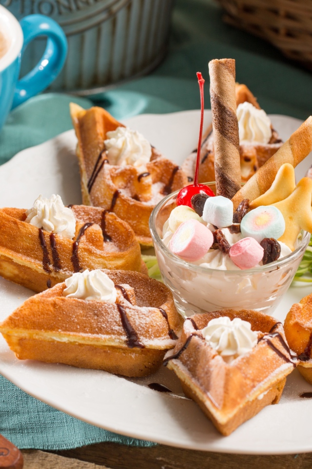 Десерт с мороженым и чашкой кофе