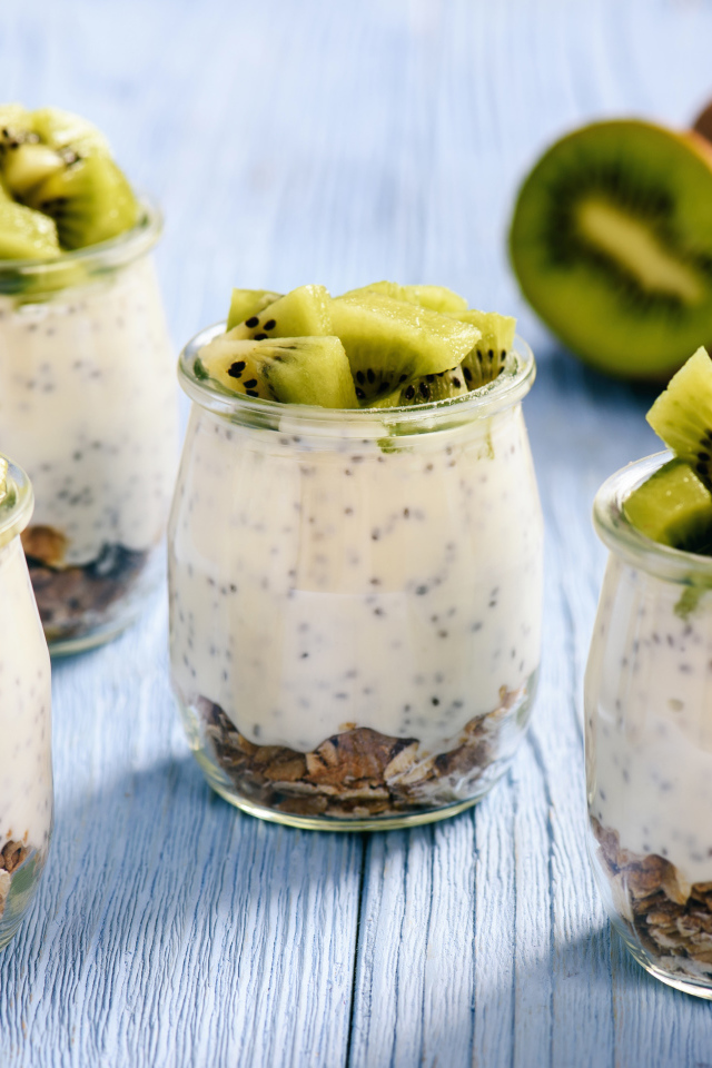 Десерт с овсяными хлопьями и йогуртом в стаканах с кусочками киви