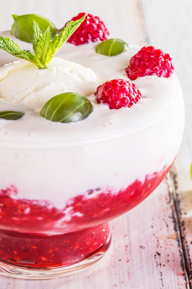 Десерт с йогуртом, малиной, крыжовником и мороженым