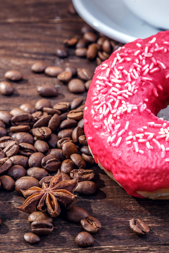 Пончик с глазурью, зернами кофе,  сахаром и бадьяном