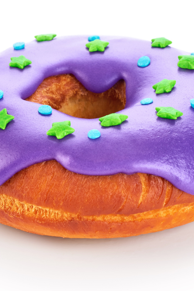 Пончик с фиолетовой глазурью на белом фоне