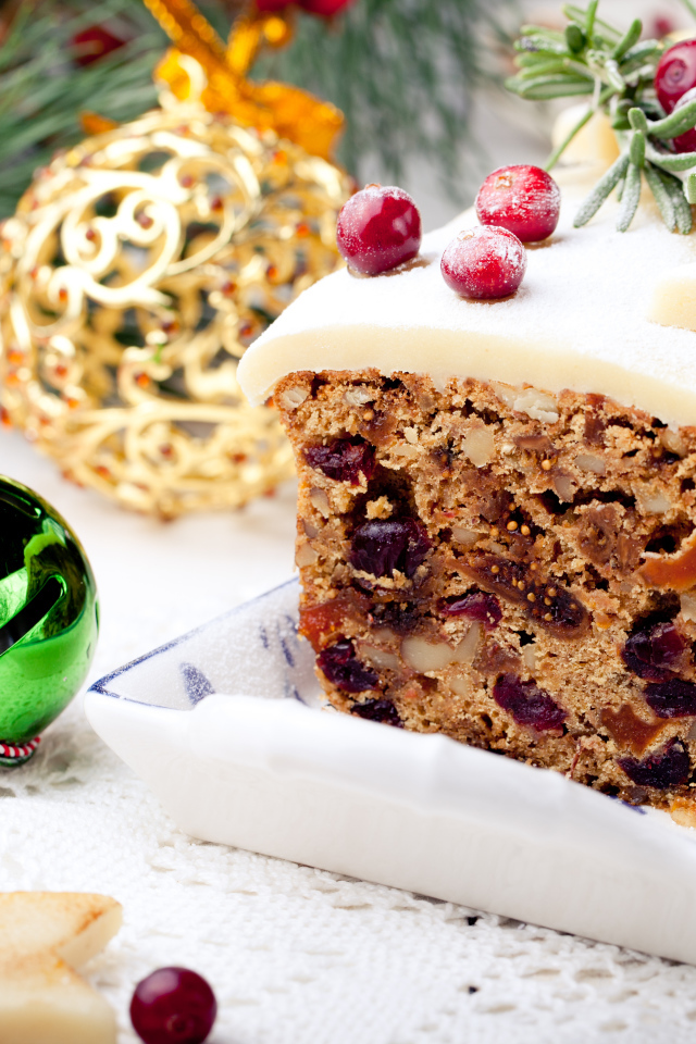 Праздничный новогодний кекс с сухофруктами и игрушками на столе