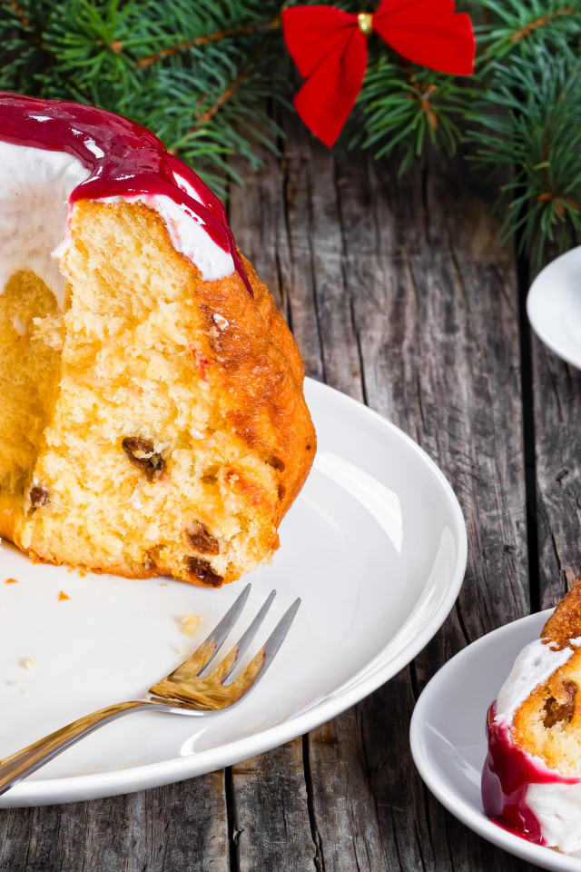 Праздничный кекс с глазурью на столе с чашкой чая