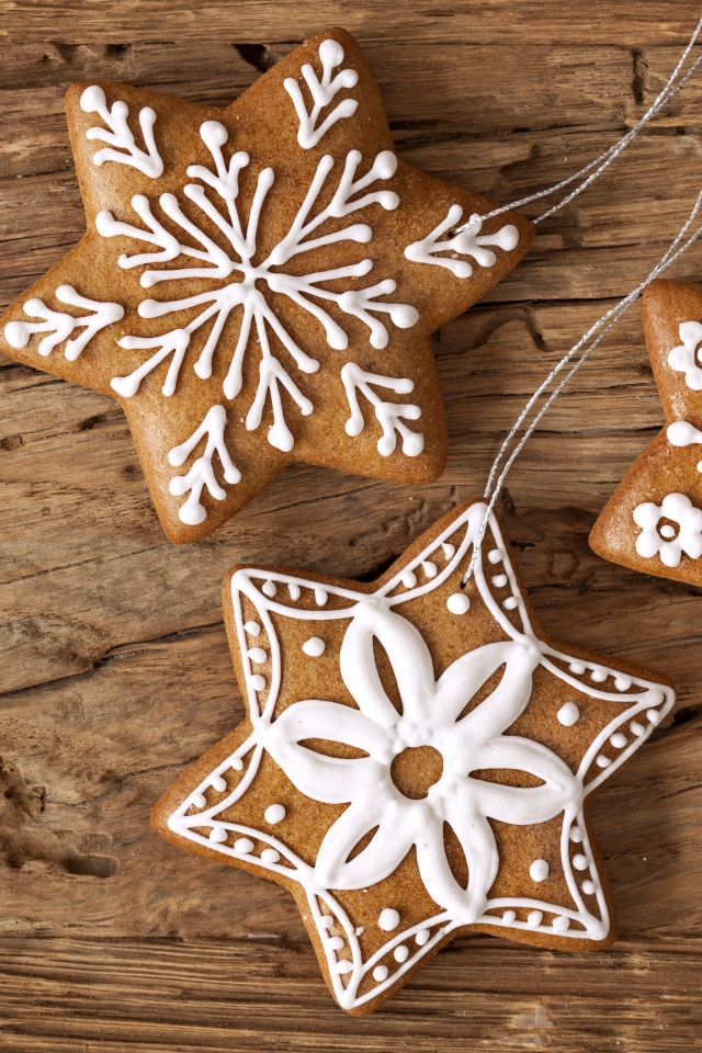 Праздничное имбирное печенье на новый год на деревянном столе