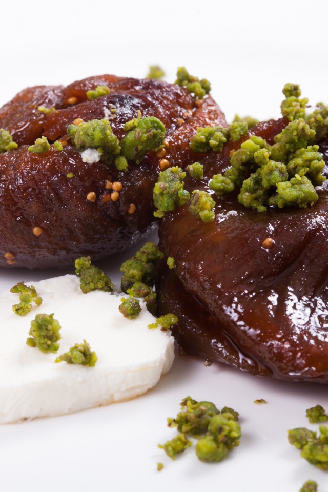 Инжир с фисташковыми орехами на белом фоне