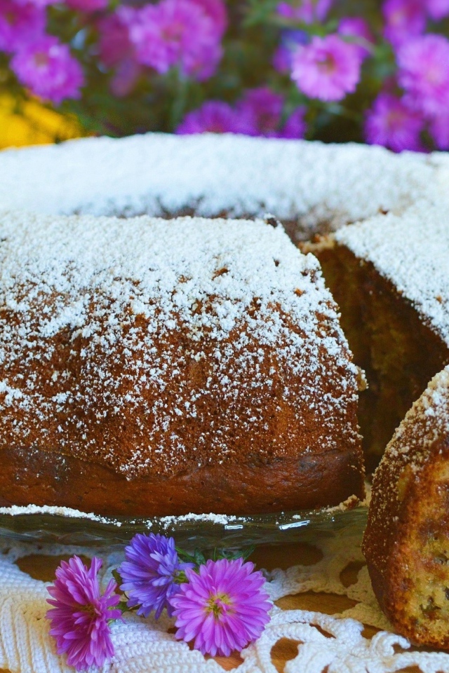 Ароматный кекс с сухофруктами посыпан сахарной пудрой 