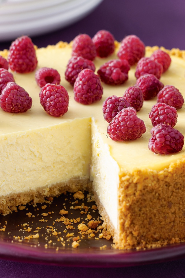 Свежий чизкейк с малиной на тарелке 