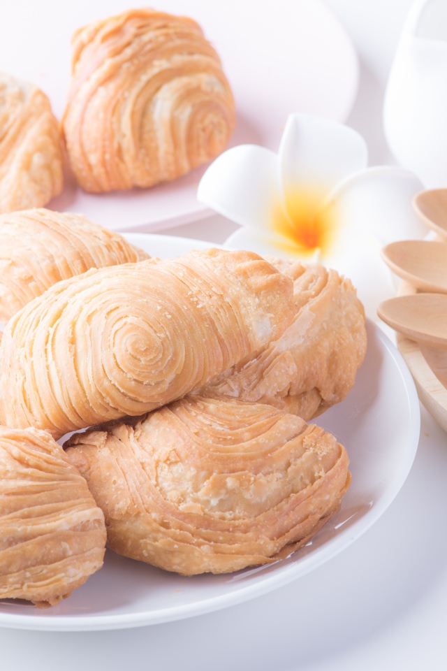 Свежая выпечка на столе к завтраку