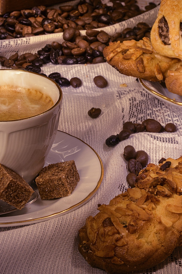 Свежая выпечка на столе с чашкой кофе 