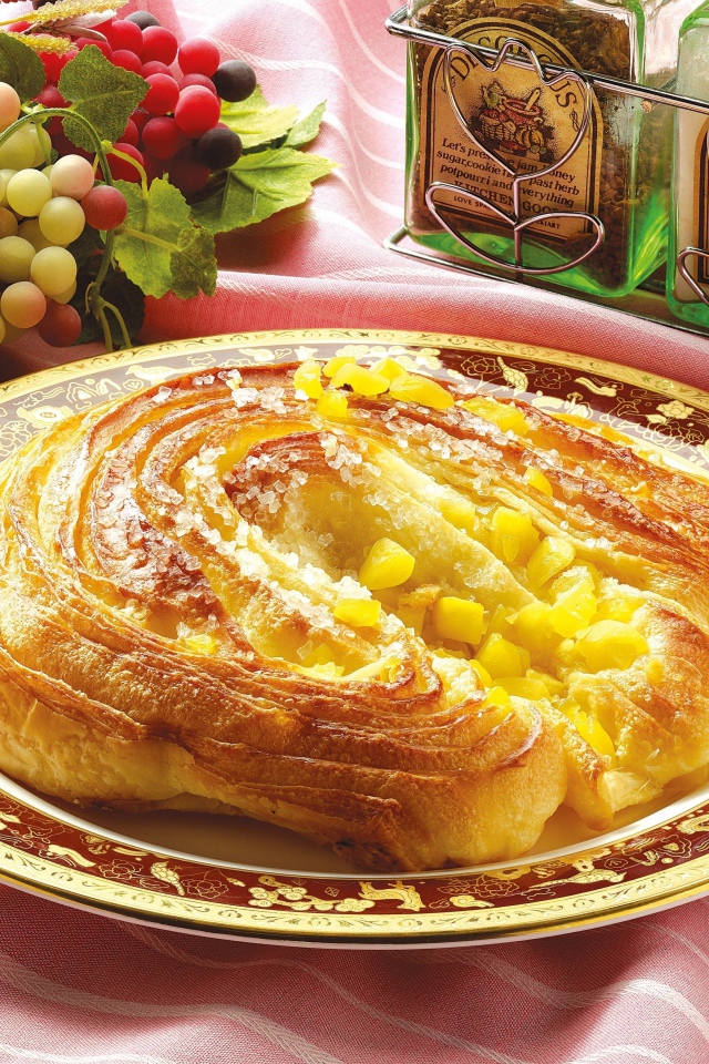 Свежая выпечка на тарелке