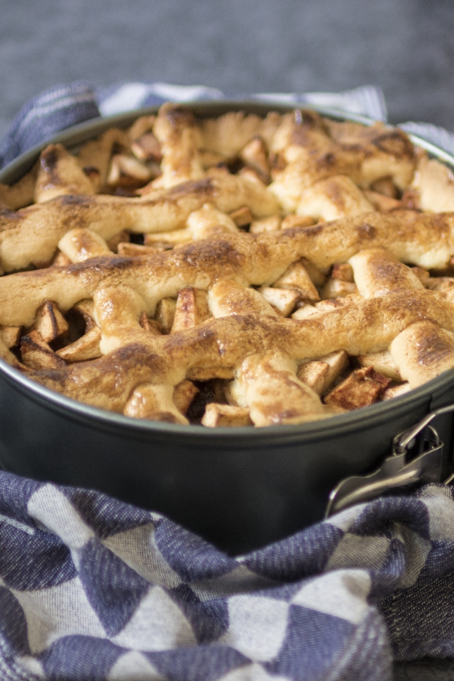 Свежий пирог на столе в форме для выпечки