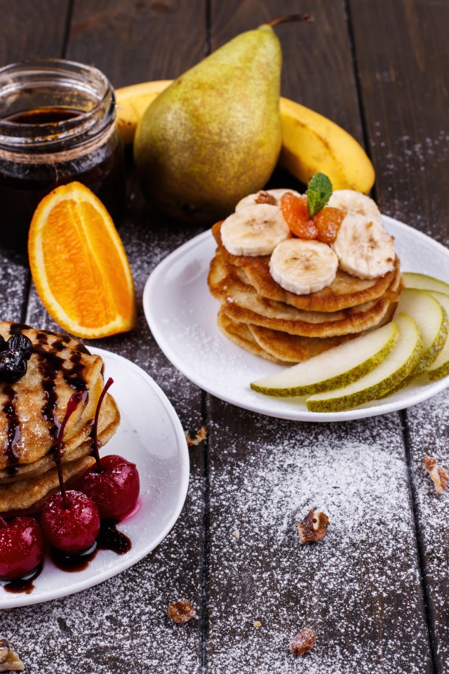 Оладьи на столе с джемом и фруктами