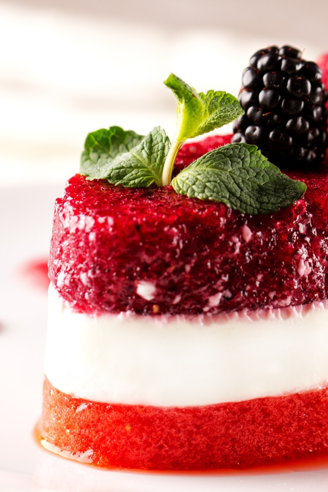 Фруктовый десерт с мятой и свежими ягодами малины и ежевики