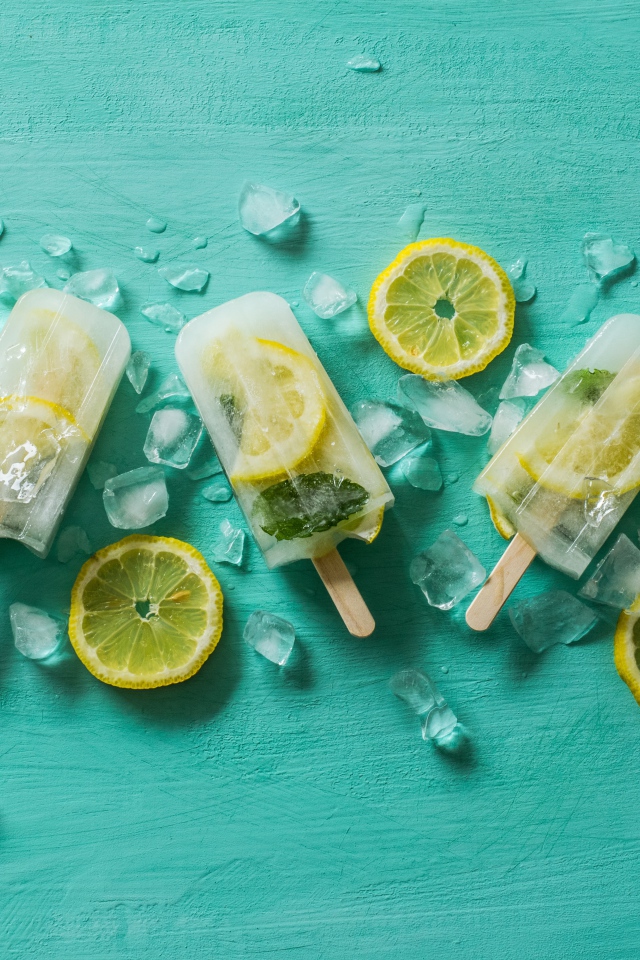 Фруктовое мороженое с лимоном и кусочками льда на столе 