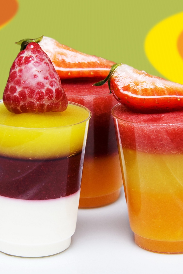 Фруктовое желе в стаканах с ягодами