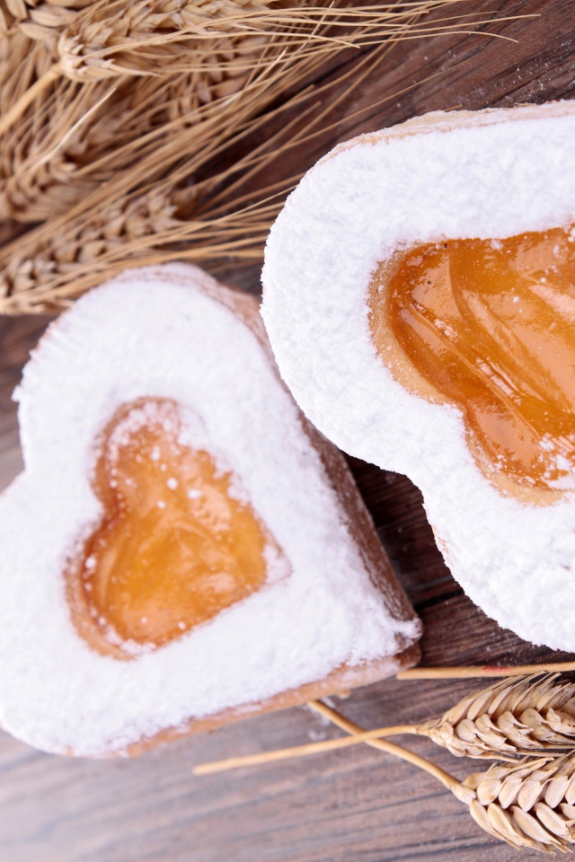 Печенье в форме сердца на столе с колосьями пшеницы