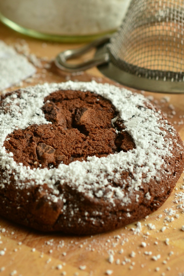 Сердце из сахарной пудры на овсяном печенье 