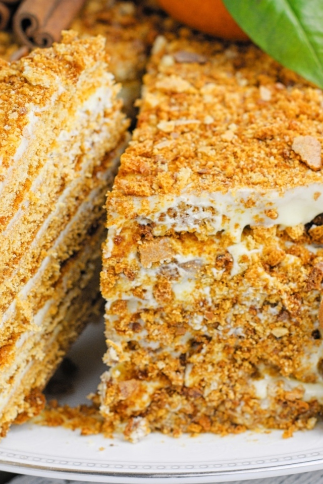 Медовый торт и имбирным печеньем на блюде