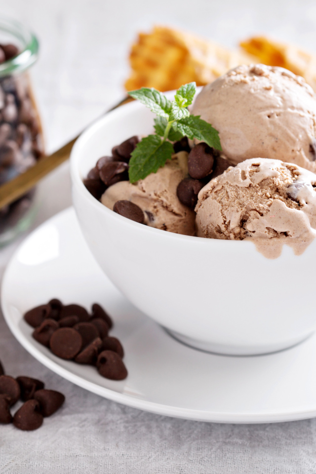 Шарики мороженого с зернами кофе