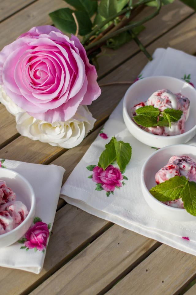 Мороженое в пиалах на столе с розами 