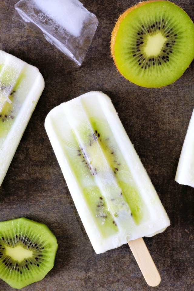 Мороженое на палочке с кусочками киви