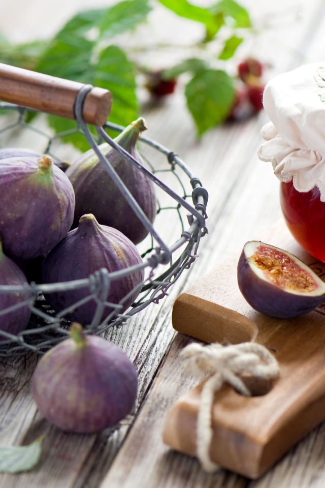 Джем и свежие плоды инжира на столе