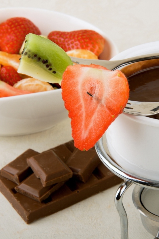 Жидкий шоколад с клубникой и киви 