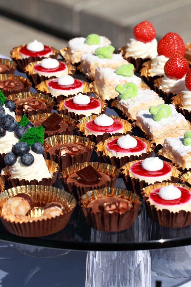 Много разных сладких десертов на столе