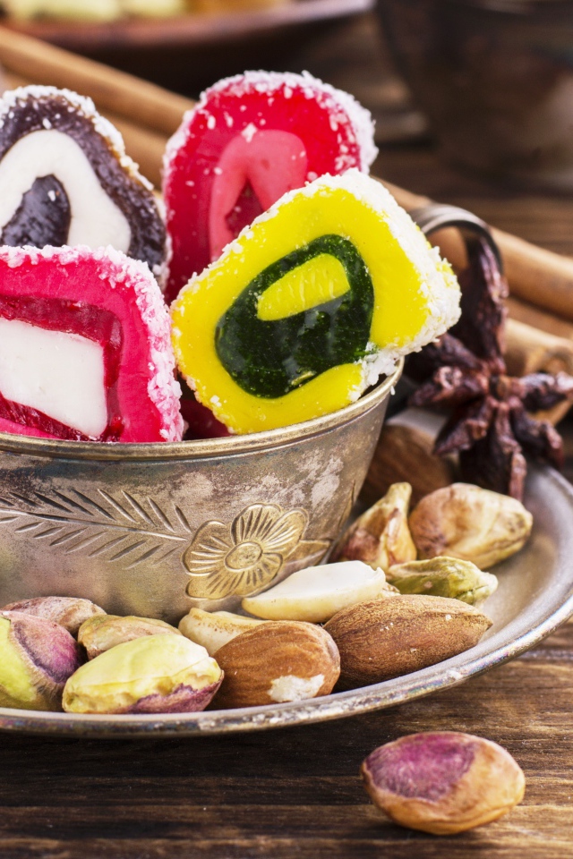 Мармелад в тарелке с фисташками