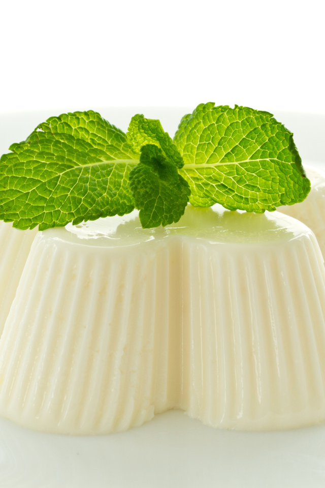 Молочное желе с мятой на белой тарелке 