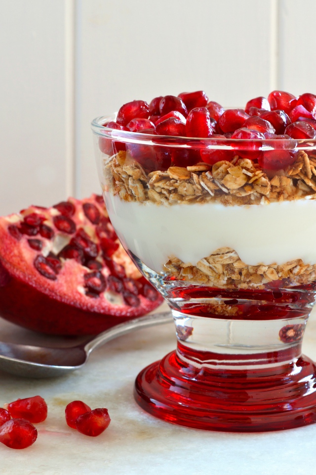 Десерт из мюсли с йогуртом и зернами граната
