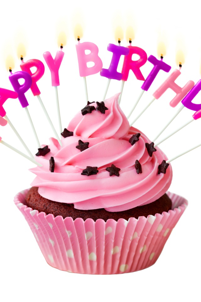 Маффин с кремом и свечами с Днем рождения на белом фоне