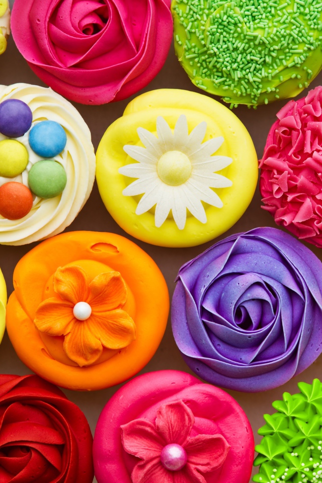 Разноцветные украшенные кексы