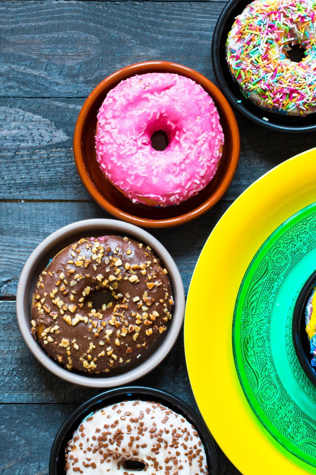 Разноцветные пончики на столе 