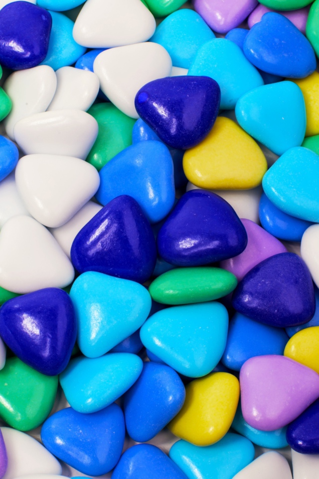 Разноцветные конфеты в форме сердца