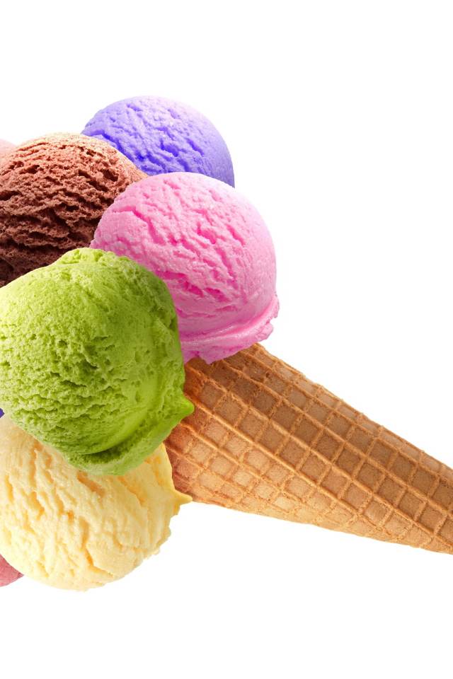 Разноцветные шарики мороженого в вафельном рожке на белом фоне