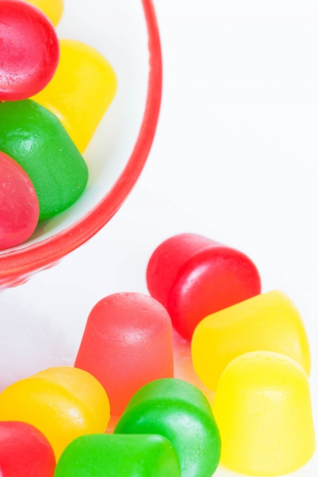 Разноцветные желейные конфеты на белом фоне