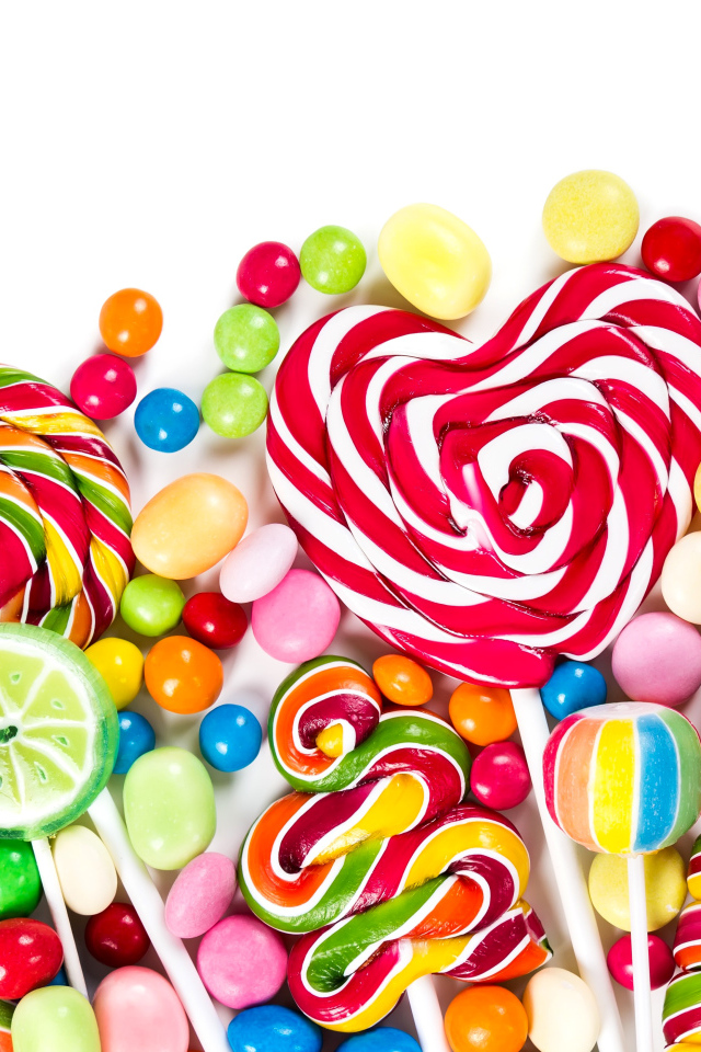 Разноцветные леденцы на белом фоне 