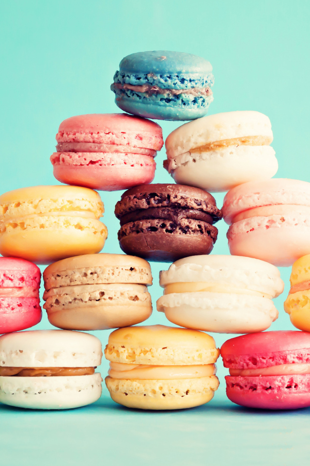 Разноцветный десерт макарон на голубом фоне