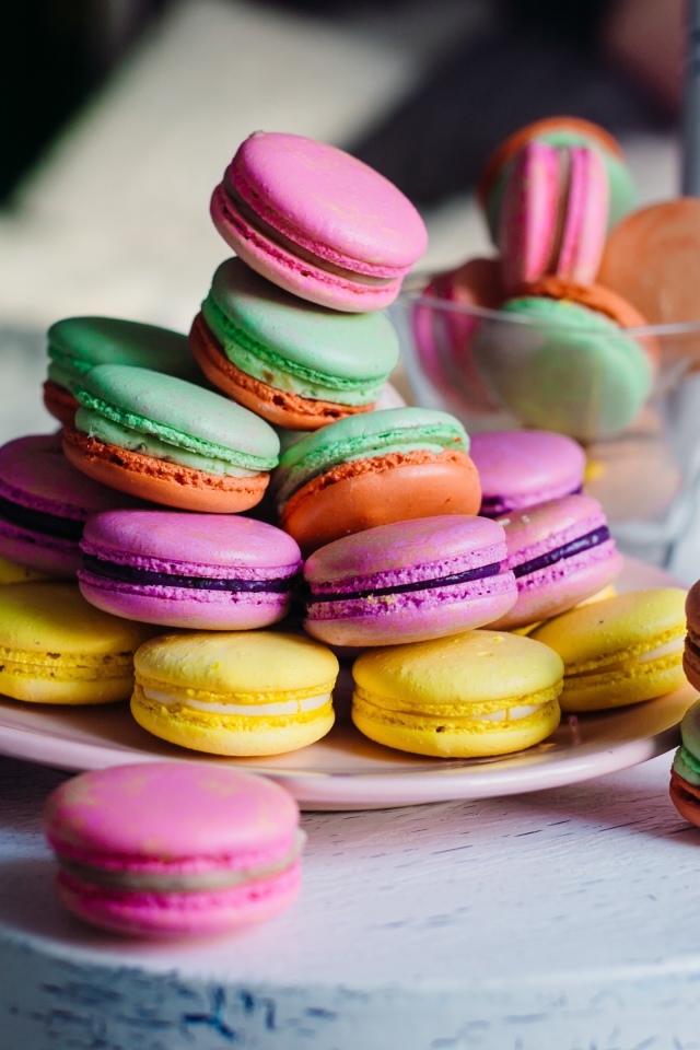 Разноцветные сладости макарон на столе