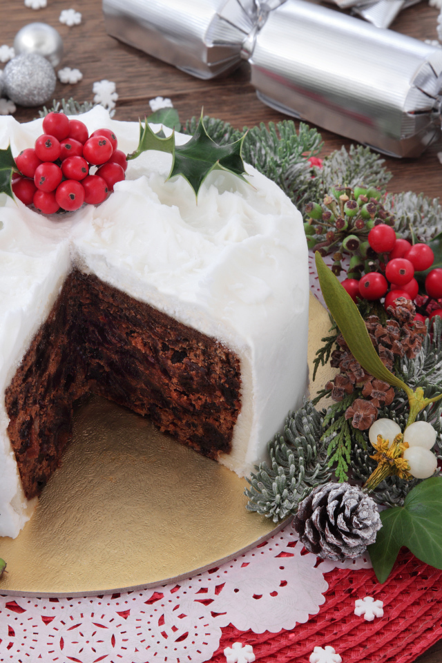 Новогодний торт на столе с новогодними украшениями