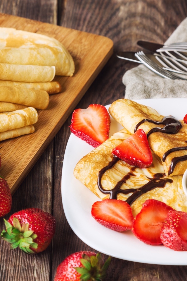 Блины с шоколадом и ягодами клубники 