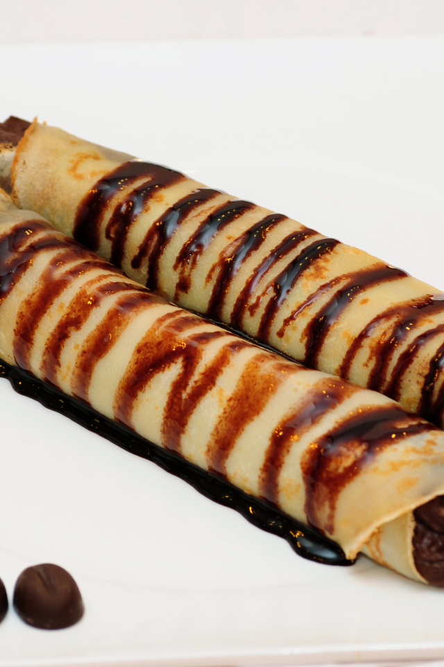 Блины с шоколадной начинкой на тарелке