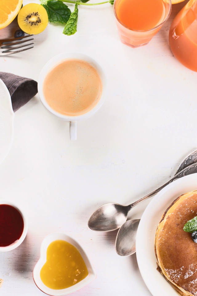 Панкейки с джемом и соком на столе на завтрак 